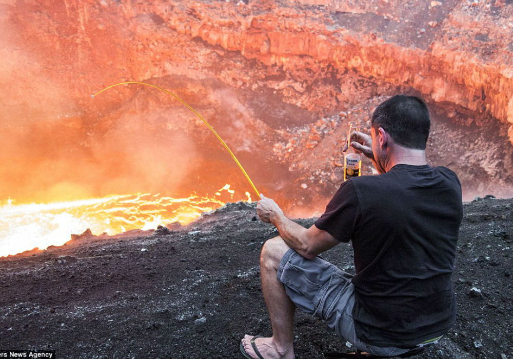 Спастись от лавы оби. Человек рядом с вулканом. Люди рядом с лавой. Вулкан и человек. Вулкан лава человек.